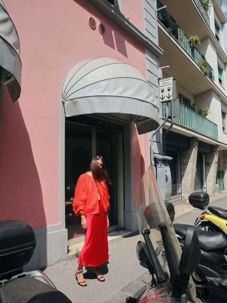 zara crvena satenska suknja